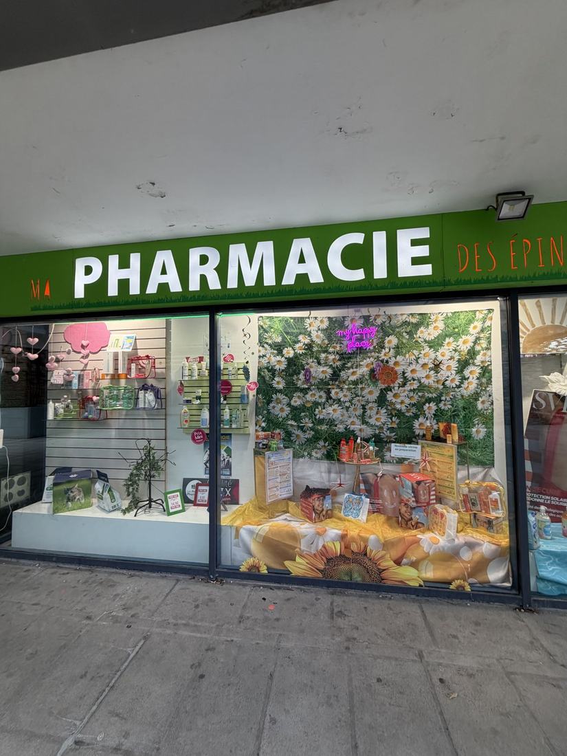 Vitrine de la Pharmacie Issy Epinettes, 54 rue d'Erevan